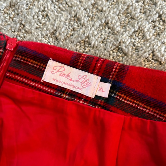 Pink lily holiday skirt - Picture 2 of 2